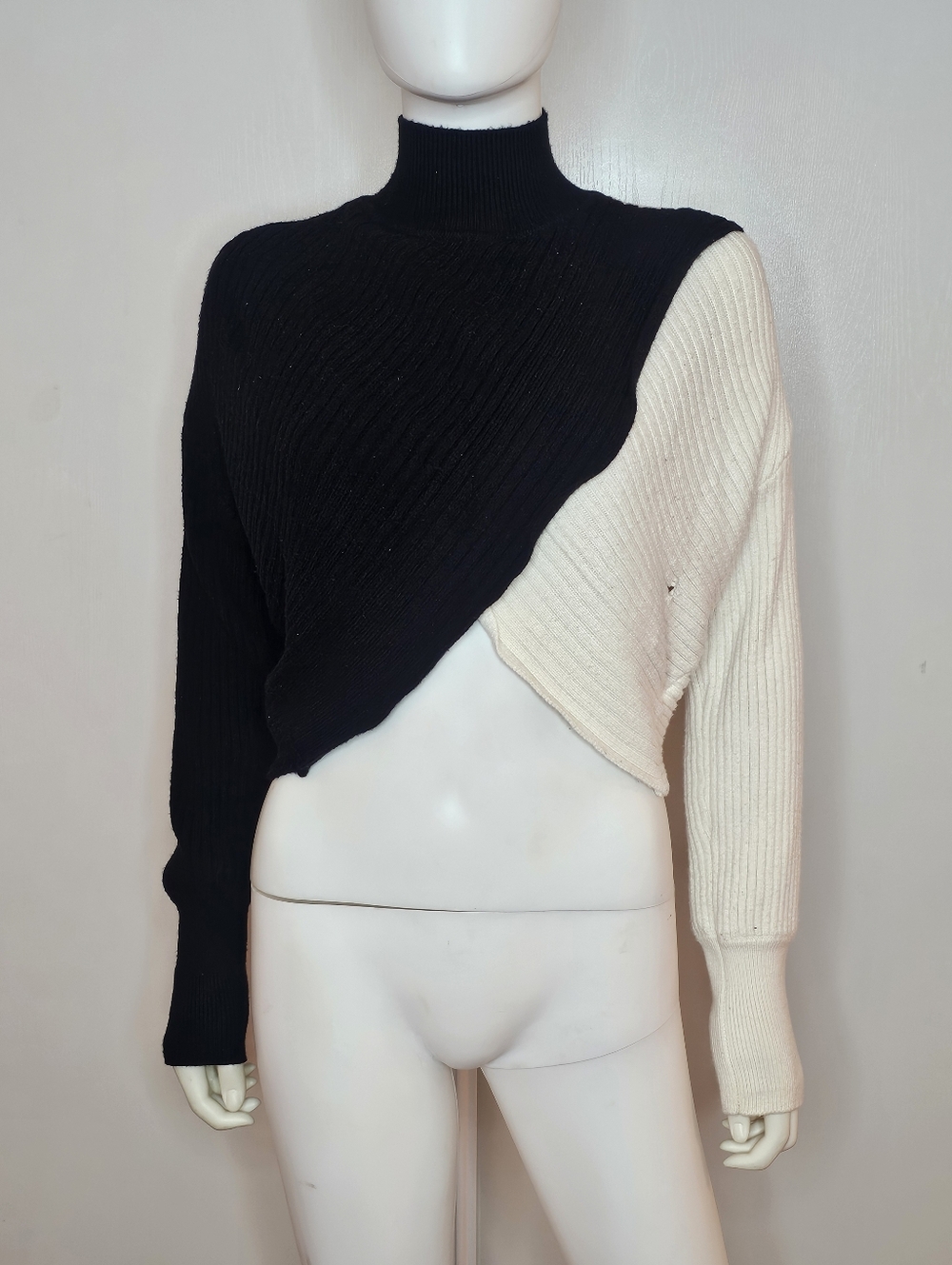 Express Black and Cream 51% Viscose Diagonal Ribbed Mock Neck Sweater Size XXS